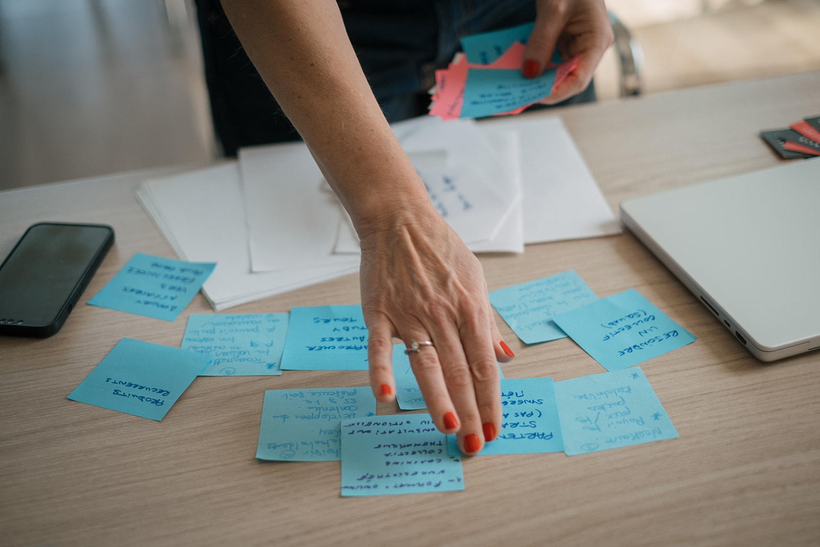Atelier stratégie de contenu avec des post-its sur une table