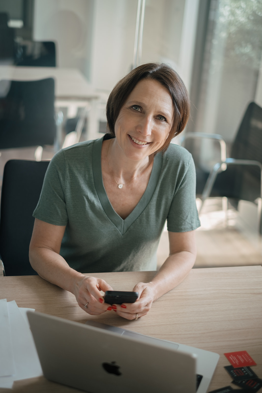 Laura Augias assise en extérieur