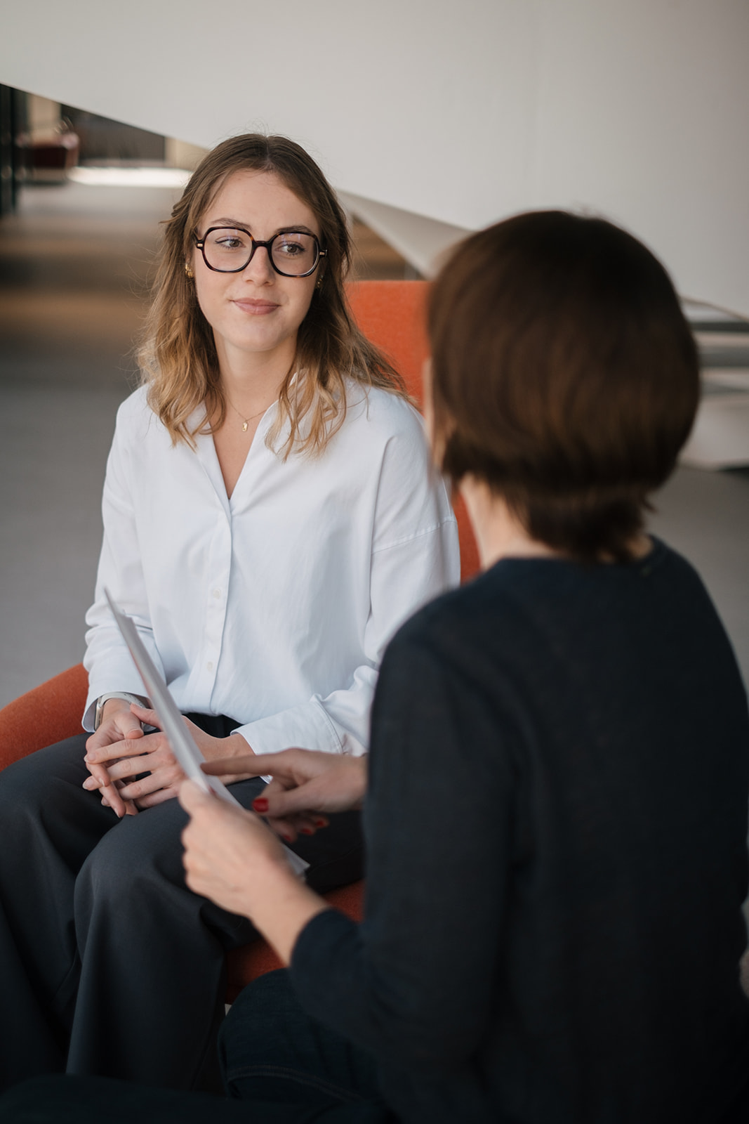 Laura Augias accompagnant un entrepreneur dans sa stratégie de contenu